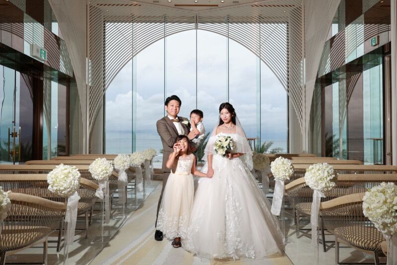 幸せいっぱい！チャペルで記念撮影《ご家族も一緒》