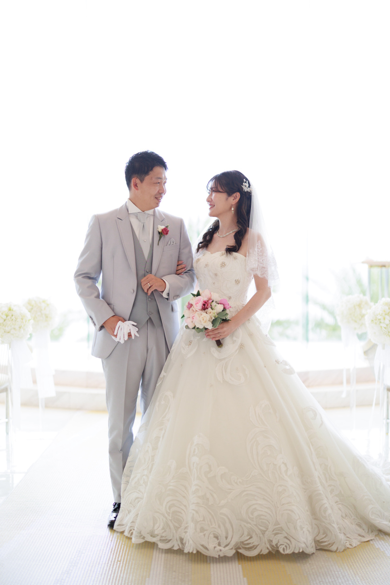 沖縄の美しい風景の中で、愛を育むウエディング撮影