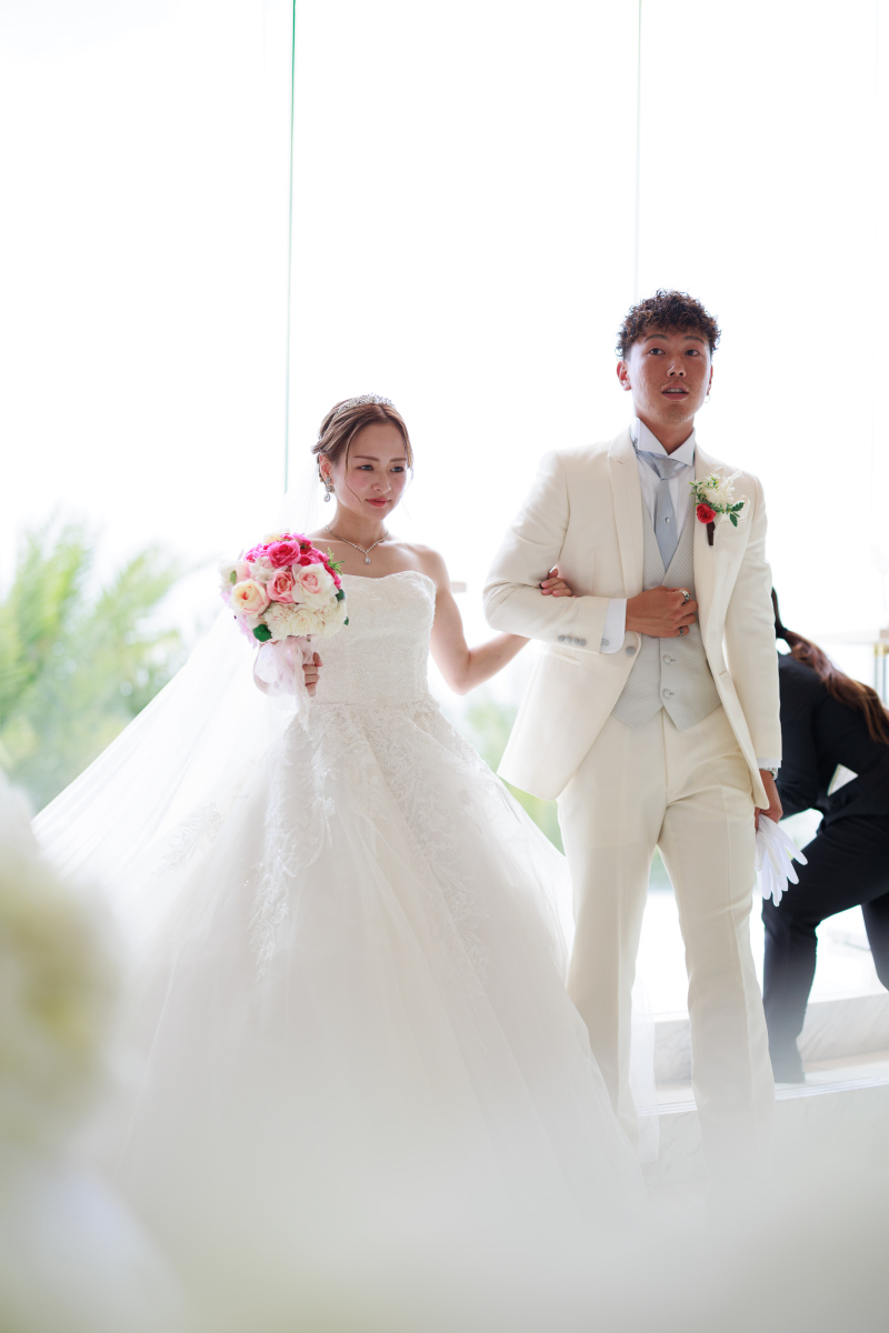 沖縄の美しい風景の中で、愛を育むウエディング撮影