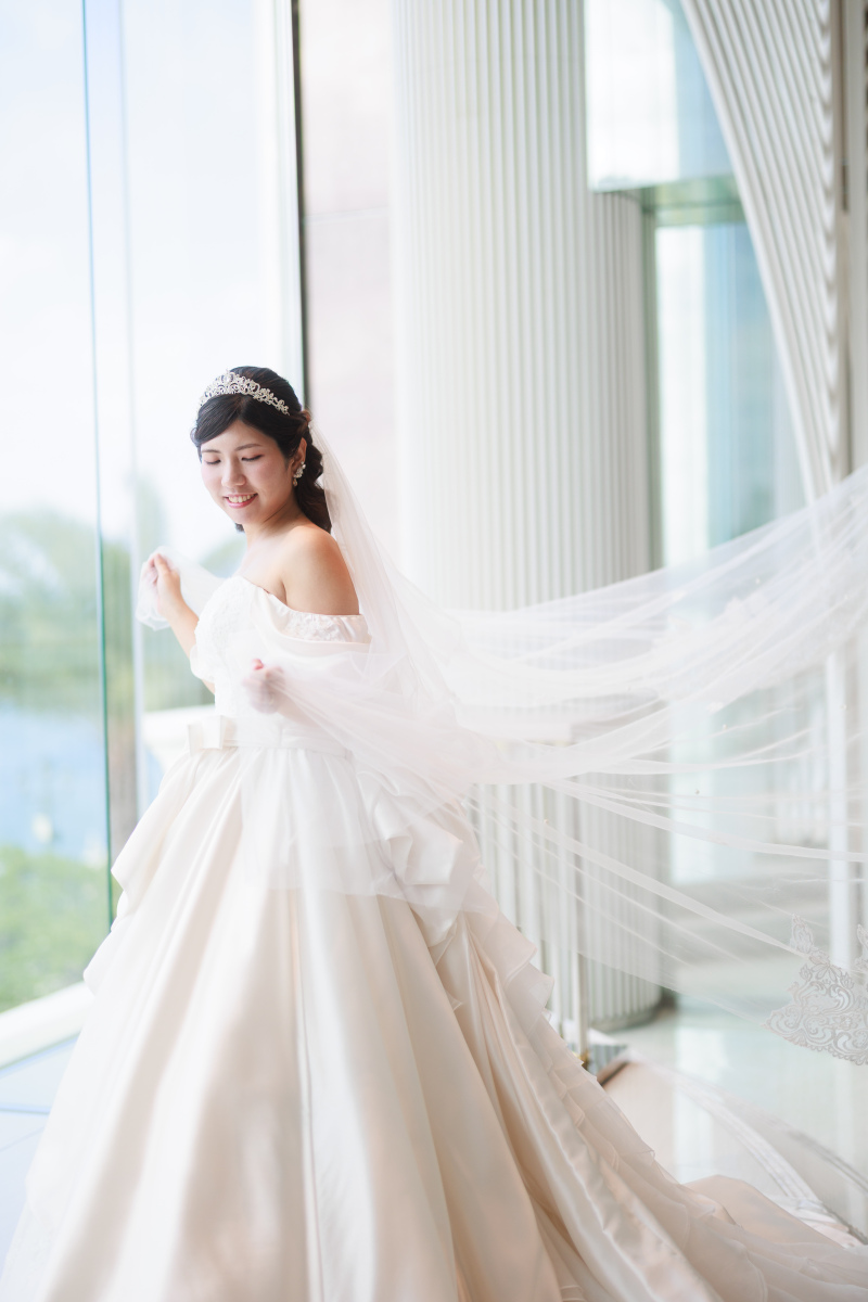 ボリュームのあるドレスがエレガントさをプラスする