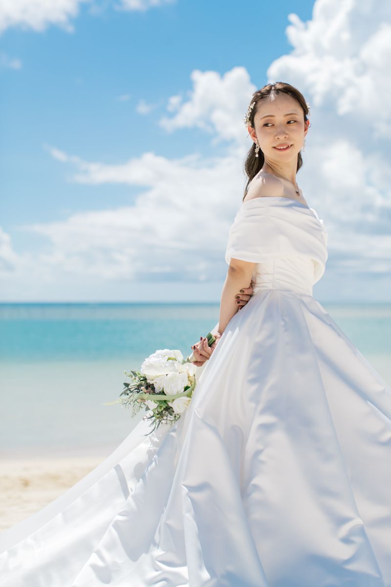 上品なドレスに包まれた美しい新婦様のソロショット