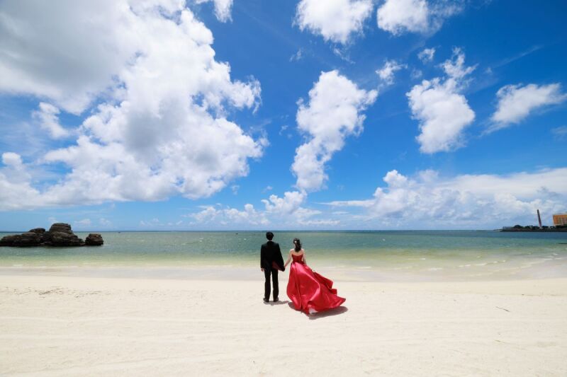 JUST♥MARRIED!ビーチに映えるうしろ姿