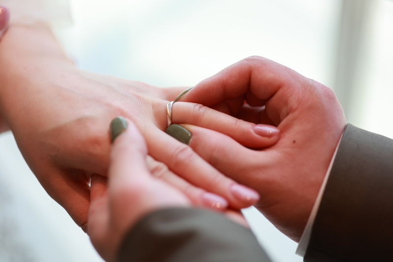 永遠の愛を誓う指輪交換の瞬間♪新郎様から新婦様へ