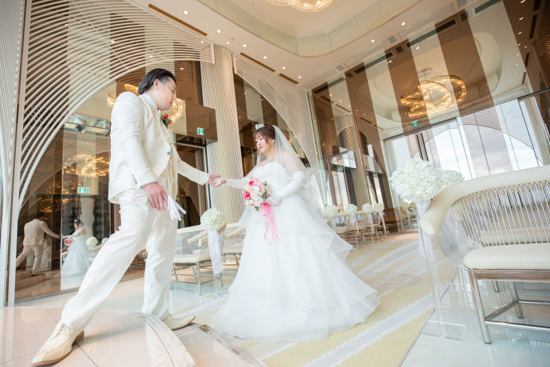 手を取り合って