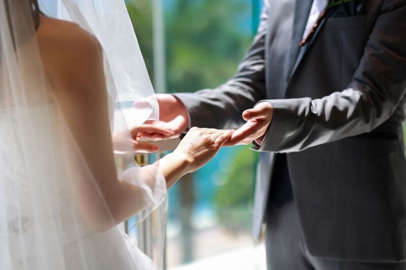 祭壇では、手を取り合って結婚指輪を交換するシーン