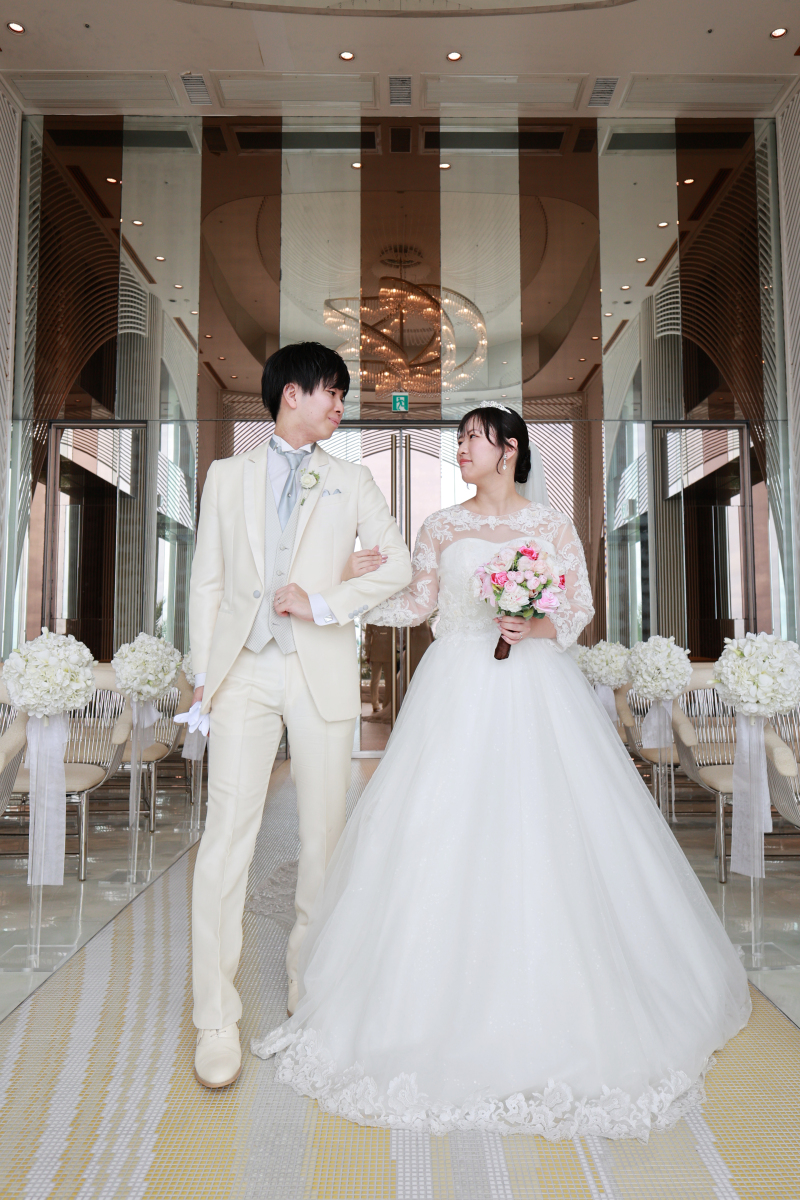 優しい自然光に包まれて、おふたりの幸せオーラ全開