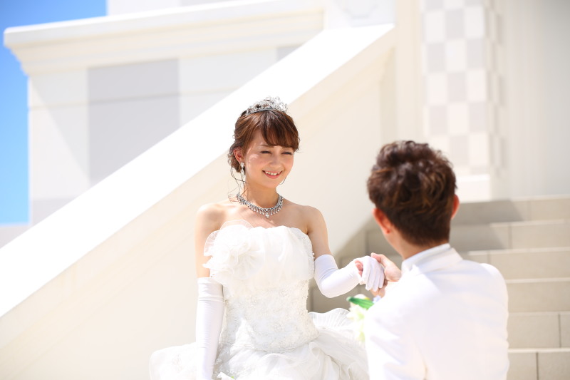 手を取り合って