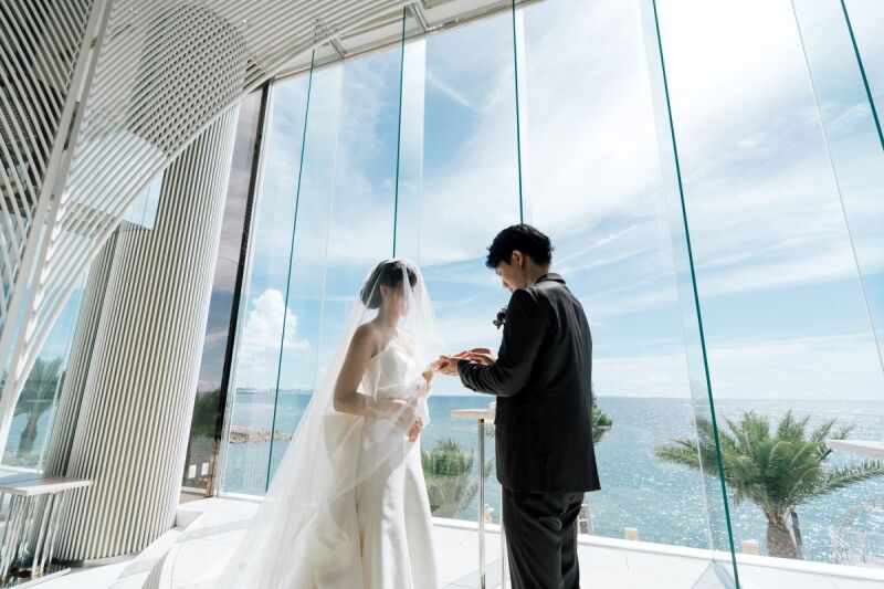 祭壇では、手を取り合って結婚指輪を交換するシーン