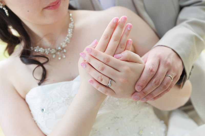 ラストショットは、重ねた手と手&times;そっと輝く指輪。
