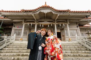 美しい沖縄の風景の中で結ぶ絆