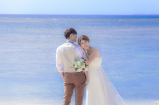 最高のロケーションをバックにご新郎様に寄り添って