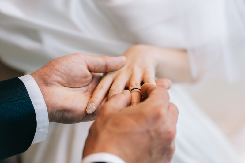 重ねた手と手。永遠の絆を結ぶ、ウエディングの舞台
