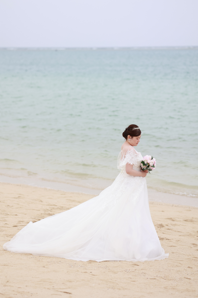 純白のドレスに包まれた美しい新婦様のソロショット