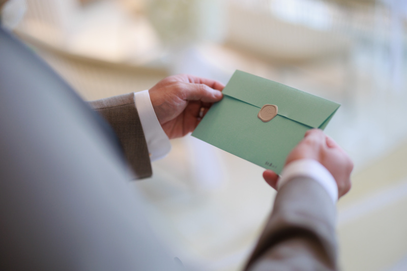 新郎様が手に持つ優雅なグリーン色の封筒にご注目！
