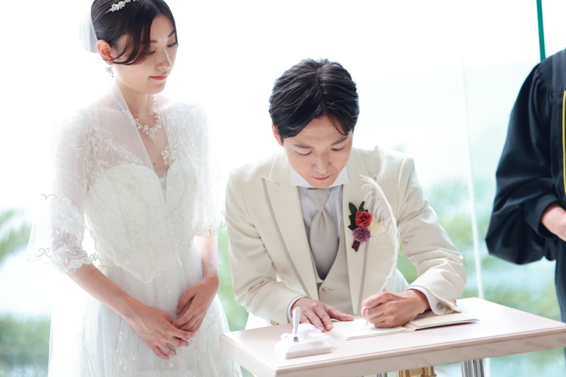 結婚証明書にサイン