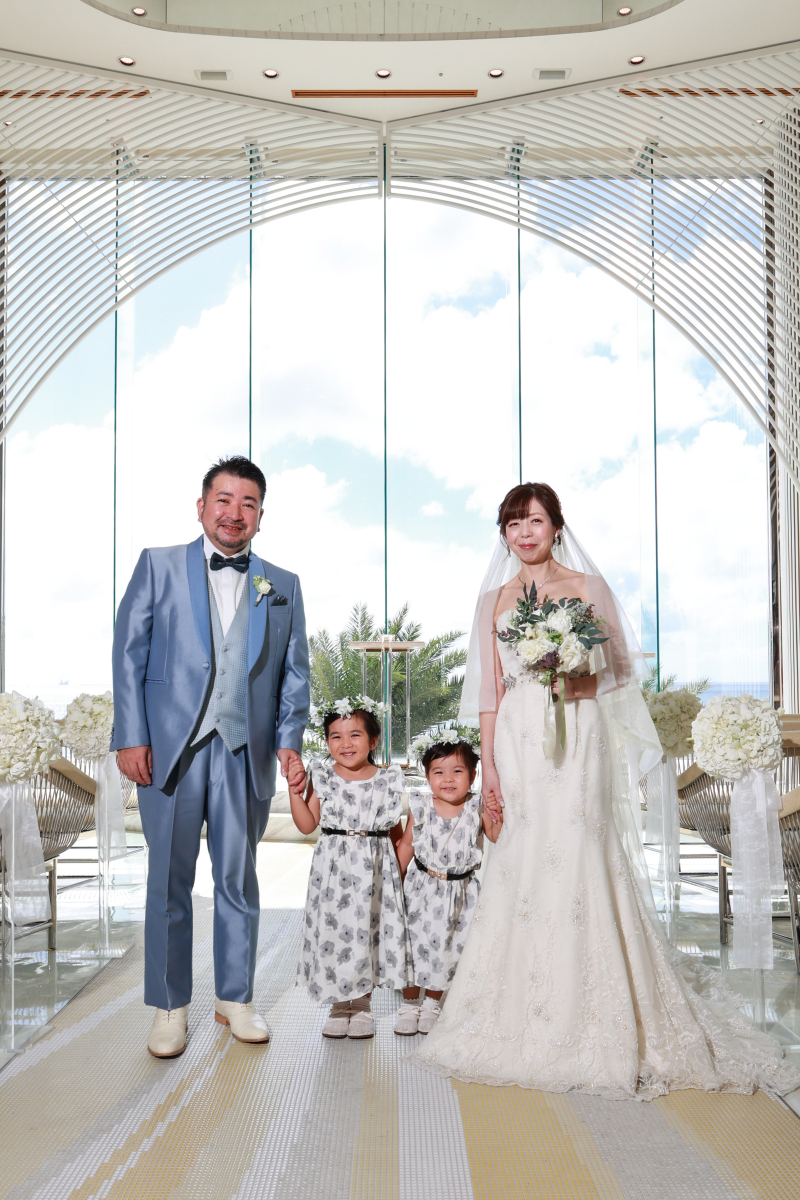 優しい柔らかな光が差込むチャペルでファミリー写真