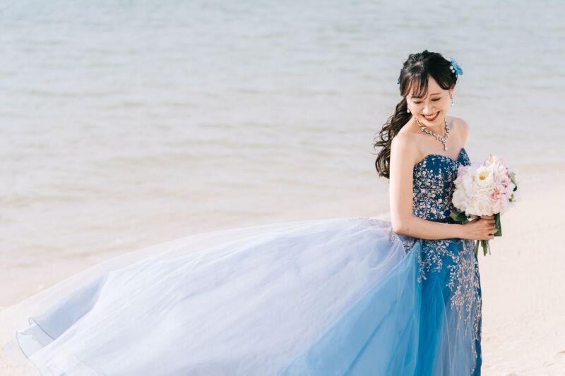 色鮮やかなドレスを風に乗せてふんわりとなびかせて