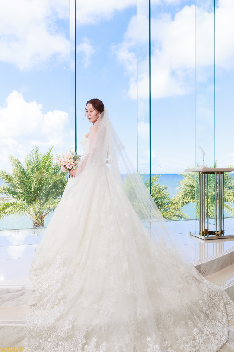 繊細なレースをたっぷり使用したウエディングドレス