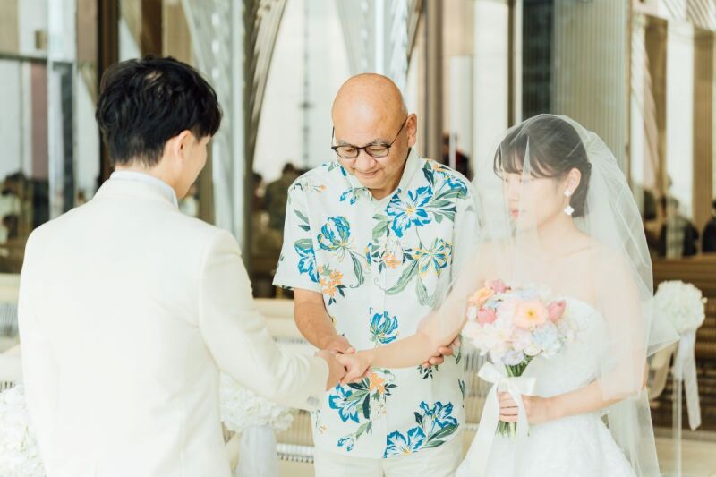 感謝と祝福を込めて、新郎様へ託す瞬間