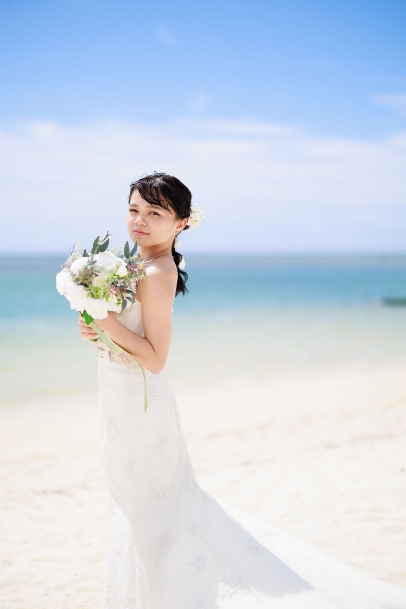 上品なドレスに包まれた美しい新婦様のソロショット