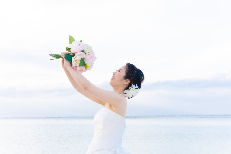 ブーケを掲げて