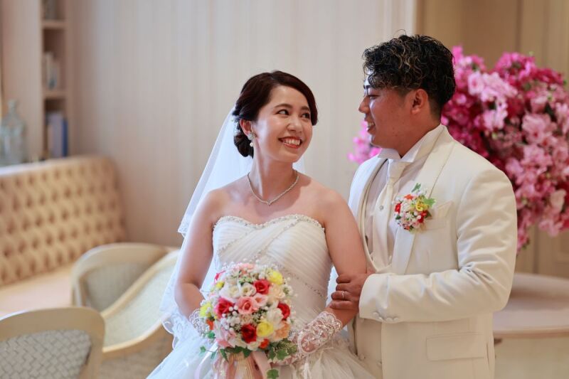 笑顔と色彩があふれるラウンジ