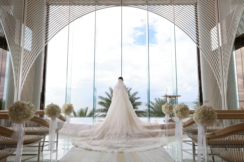 上品なドレスに包まれた美しい新婦様のソロショット