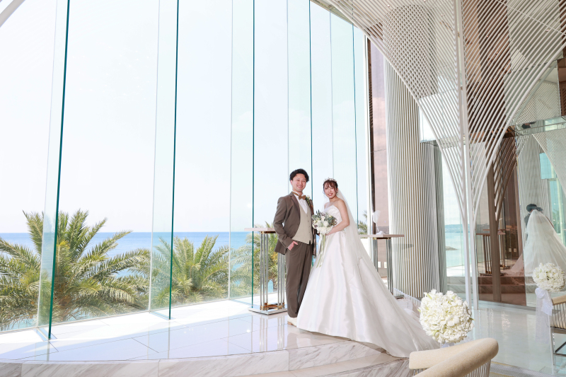 青い海を背景に♡優しい光がおふたりを包んで・・♡