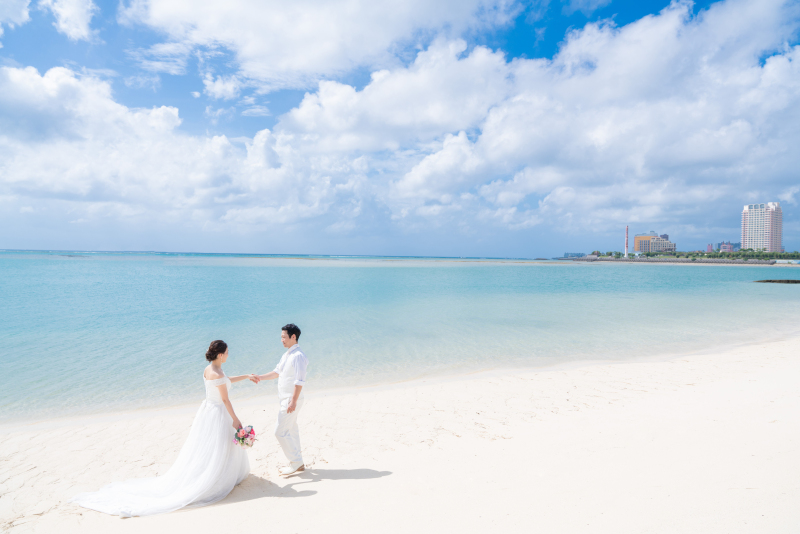 手を取り合って