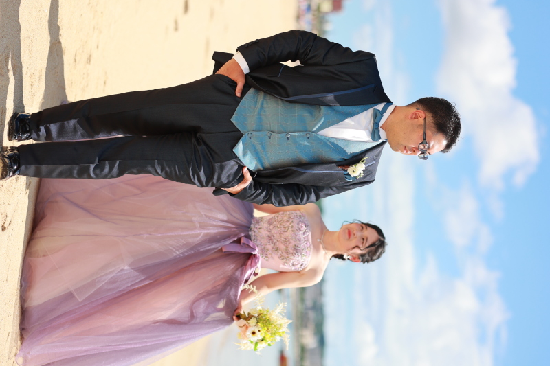 まるでビーチに舞い降りた、王子様とお姫様のよう♡