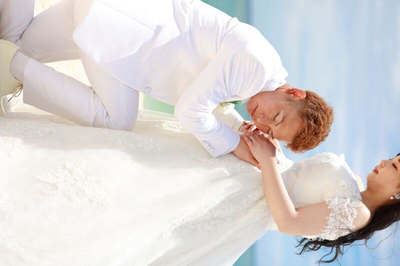 そっとおなかに手を当てて、耳を当てて、待ってるよ