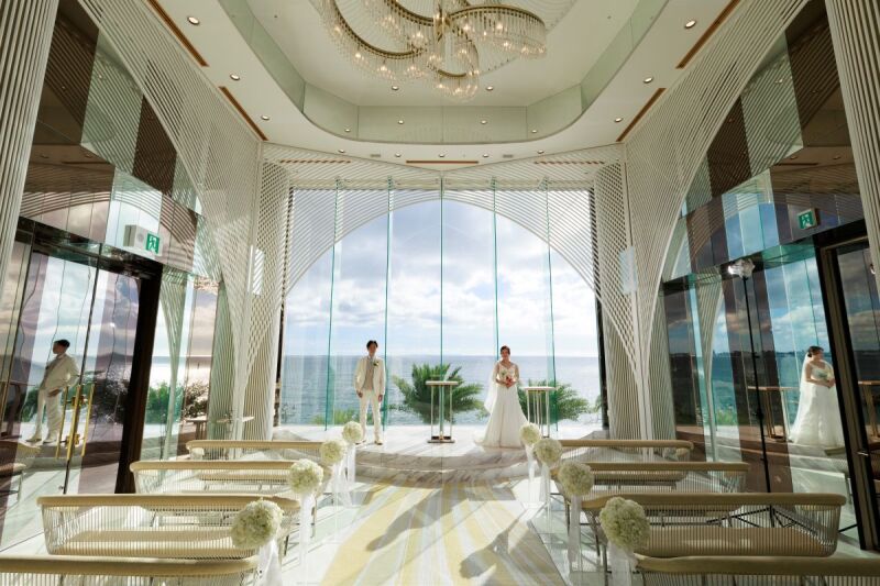 ラストショットはチャペル全景と新郎新婦のふたり♡