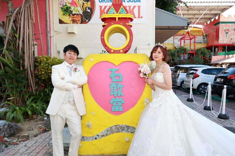 沖縄の守り神とともに、笑顔の記念日