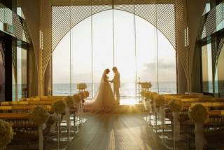 夕日のチャペルで愛を誓う