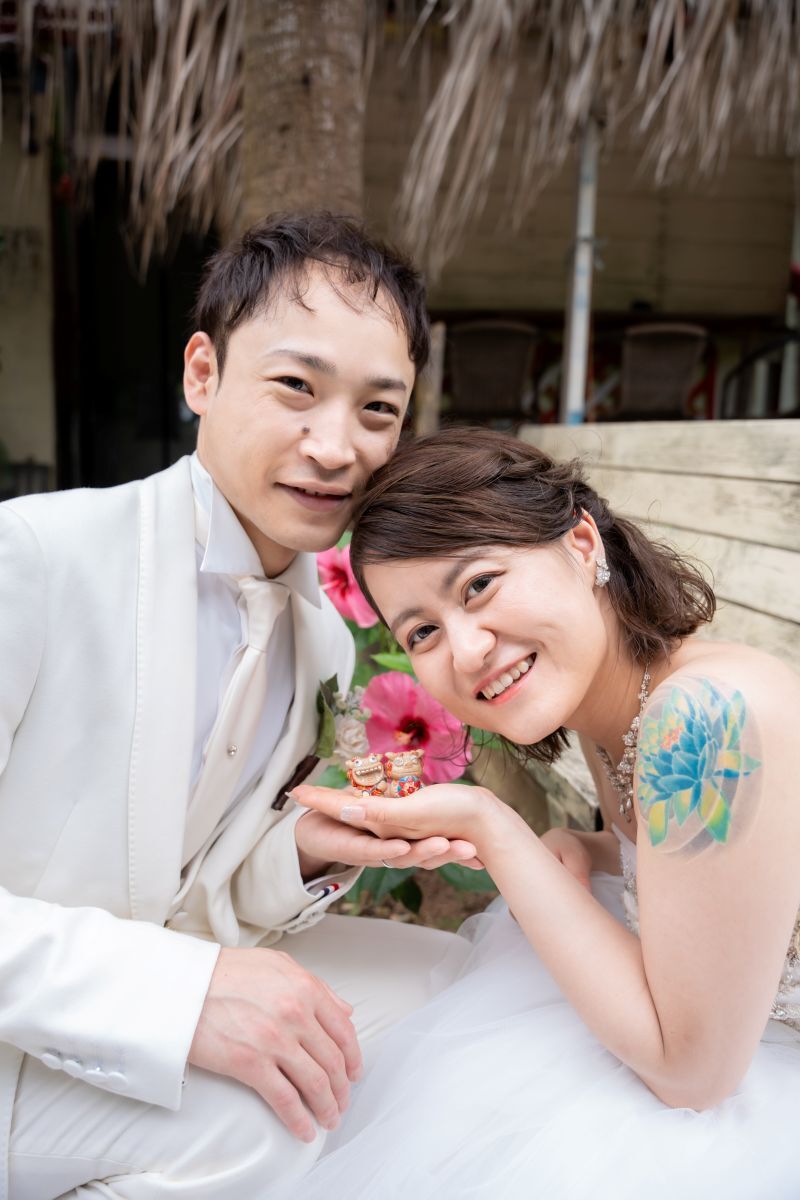 重ねた手と手に、そっと置かれた守り神《シーサー》