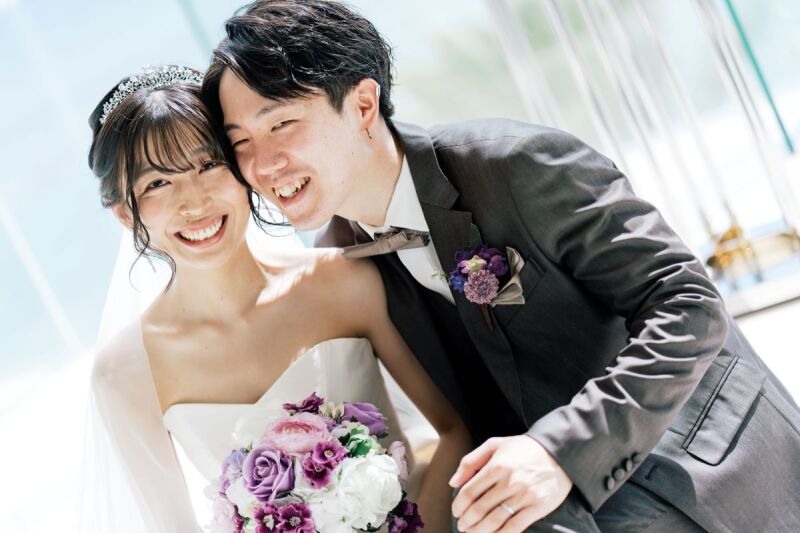 ♡青い海と空を背景に、笑顔で寄り添うおふたり♡