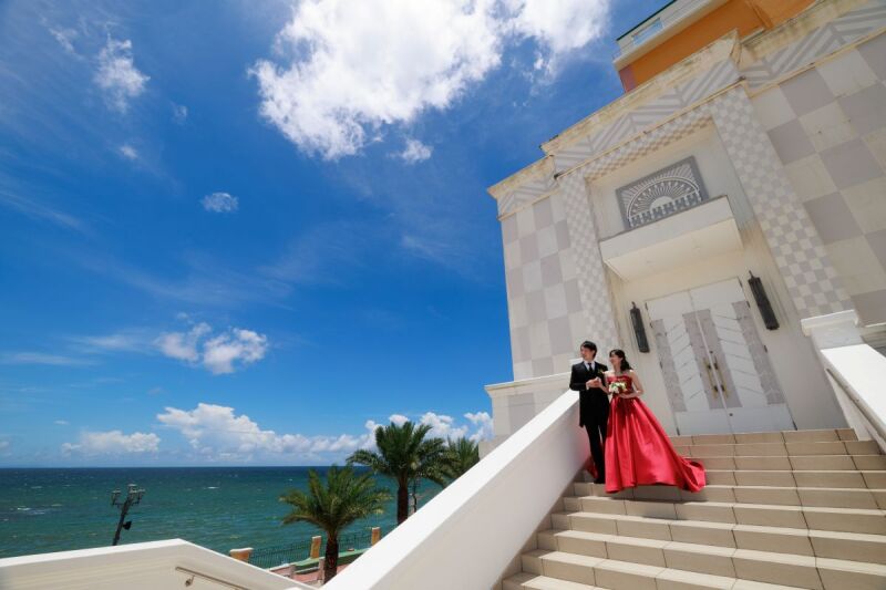 白亜のゲストハウスを一歩外に出ると海見えの大階段