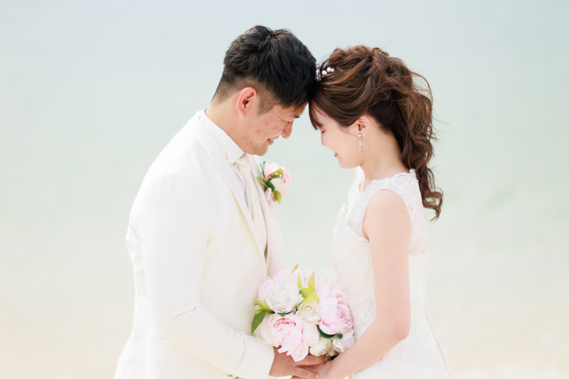 コツンと身を寄せ合って。