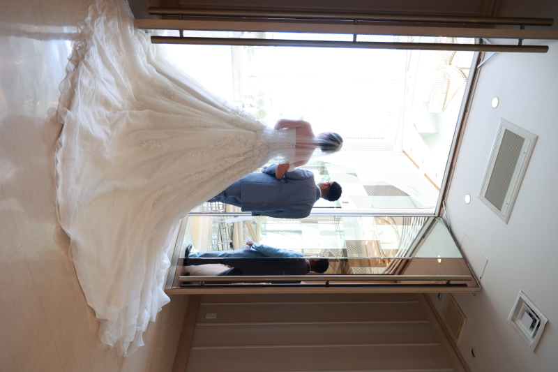 扉が開いた瞬間に差し込む光、新郎新婦のご入場です