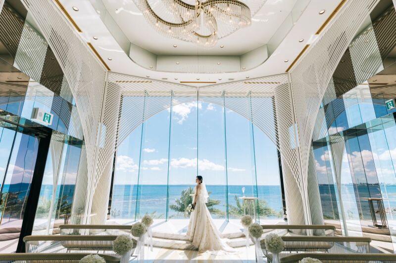 神秘的なチャペルに似合う、花嫁さまのシルエット♡