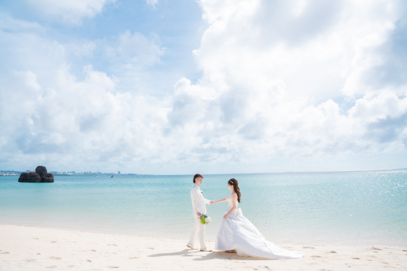 手を取り合って