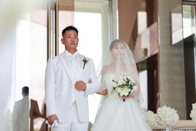 新郎新婦のご入場です！！ゆっくりと、一歩ずつ前へ
