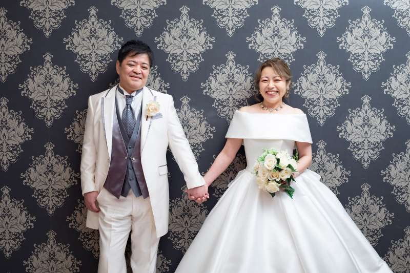 仲良く手を繋いで