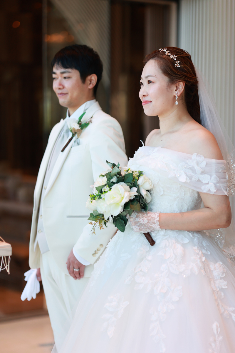 お父様からご新郎様へバトンタッチ、ふたりは祭壇へ