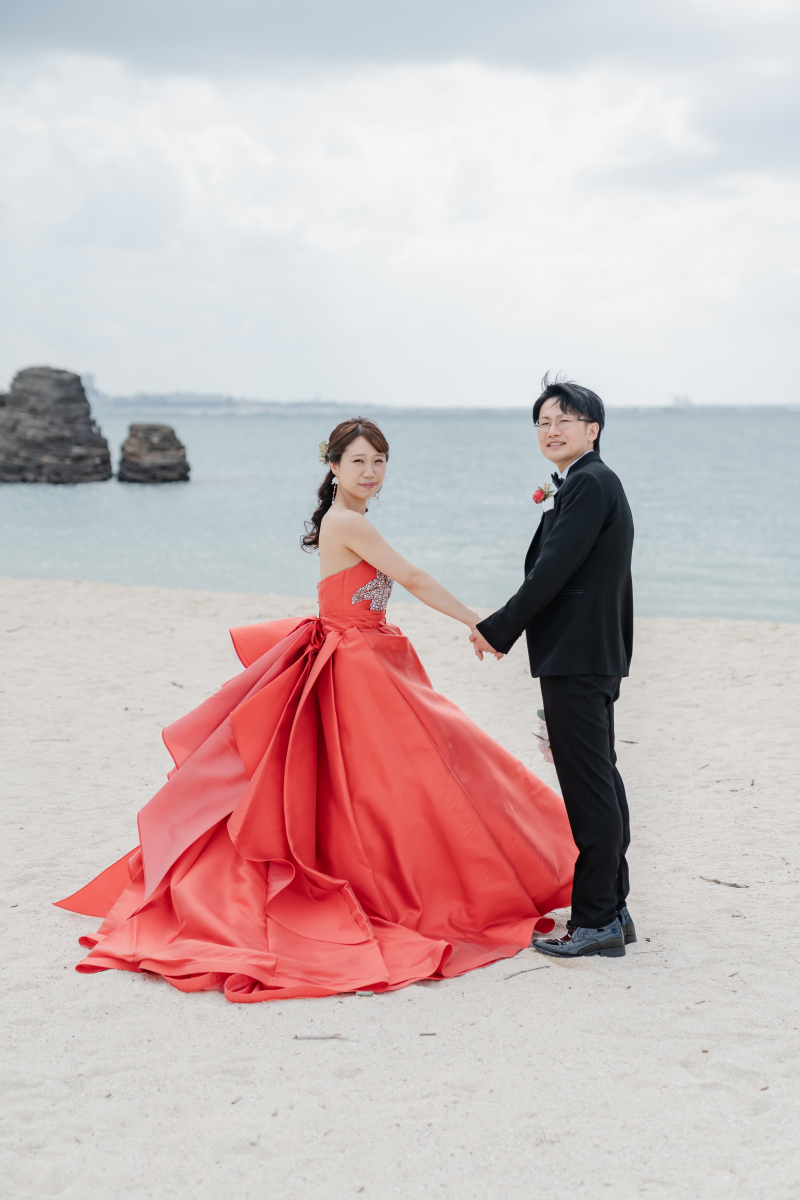 海と空の青い景色が美しく広がったこの場所で誓う愛