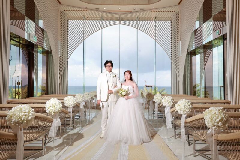 ドレス＆タキシードにお着替えし、チャペルにご入場