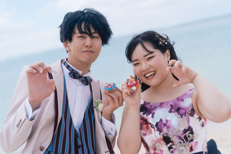 シーサーポーズで笑顔弾ける幸せな時間