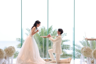 ふたりの永遠の誓いを写真に残す - 優雅な挙式風シーンとロマンチックなビーチ撮影