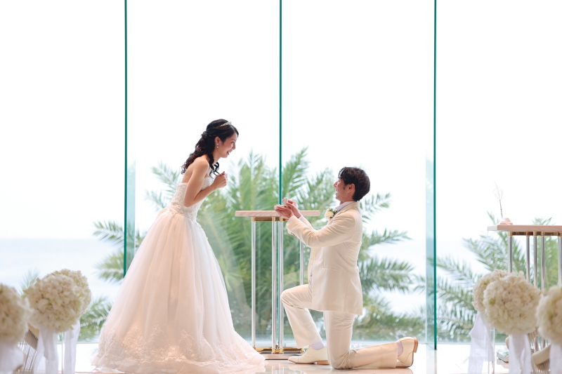 ふたりの永遠の誓いを写真に残す - 優雅な挙式風シーンとロマンチックなビーチ撮影