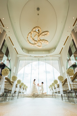 海をバックにした撮る結婚式♡ 沖縄の海を背景に撮ることができるチャペルです☆